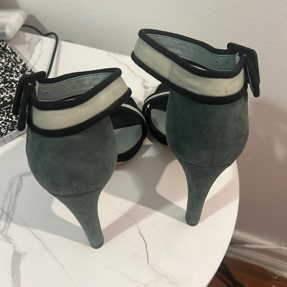 Light blue color blocked suede Gucci sandals - Picture 6 of 7